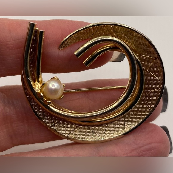 Gold Tone Faux Pearl Dimensional Brooch Vintage - Picture 3 of 7